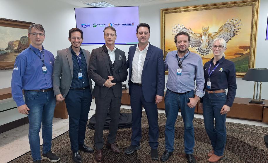 Equipe Fomento Paraná com o governador na assinatura da formalização do primeiro aporte de recursos feito pela C.Vale no FIDC Agro Paraná.