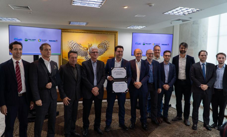 O Governador Carlos Massa Ratinho Junior e o presidente da cooperativa C.Vale, Alfredo Lang, com as equipes da Fomento Paraná, da Suno Asset e Valore Elbrus, e os secretários da Fazenda, Norberto Ortigara, e da Agricultura, Marcio Nunes, posam para fotografia, após assinar documento de formalização de aporte financeiro no FIDC Agro Paraná.