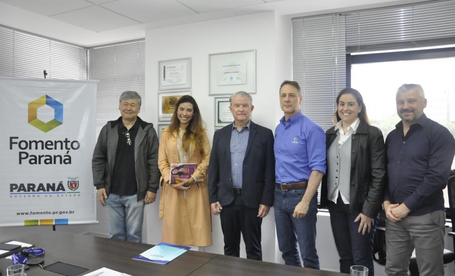 Claudio Stabile, diretor-presidente da Fomento Paraná, posa com Jorge Callado e Julio Suzuki, do Ipardes, e os diretores da Fomento Mayara Puchalski e Renato Maçaneiro, e a assessora Juliana Silva.