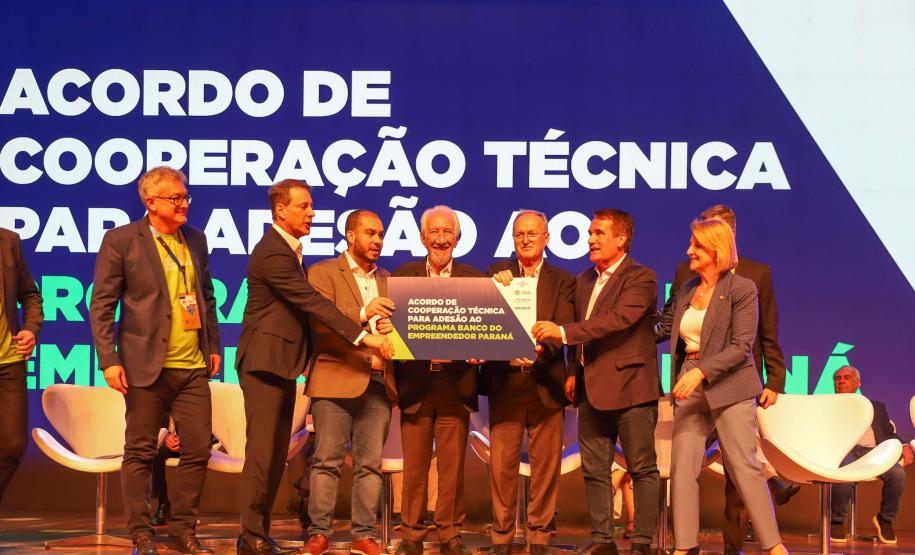 O Governo do Estado e a Prefeitura de Curitiba aproveitaram o grande público presente na Feira do Empreendedor do Sebrae 2025 para anunciar uma nova parceria que vai ampliar o acesso ao crédito para pequenos negócios na Capital.