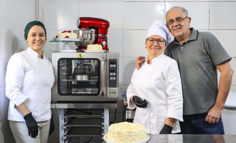 A confeiteira Neusa Bier, com o novo forno e batedeira da empresa familiar adquiridos com financiamento da Fomento Paraná por intermédio da Prefeitura de Curitiba.