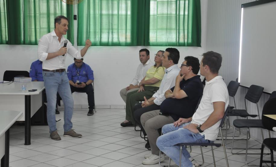 O diretor-presidente da Fomento Paraná, Claudio Stabile, fala com os prefeitos sobre a importância de impulsionar a oferta de crédito para os pequenos negócios