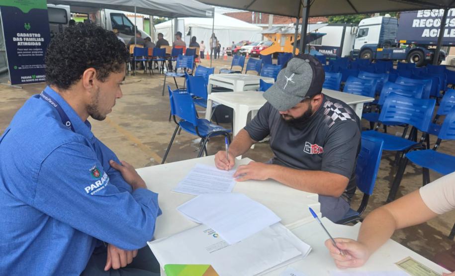 Atendimento de empreendedor em Rio Bonito do Iguaçu. O borracheiro Valter de Jesus assina o contrato de empréstimo com a Fomento Paraná.