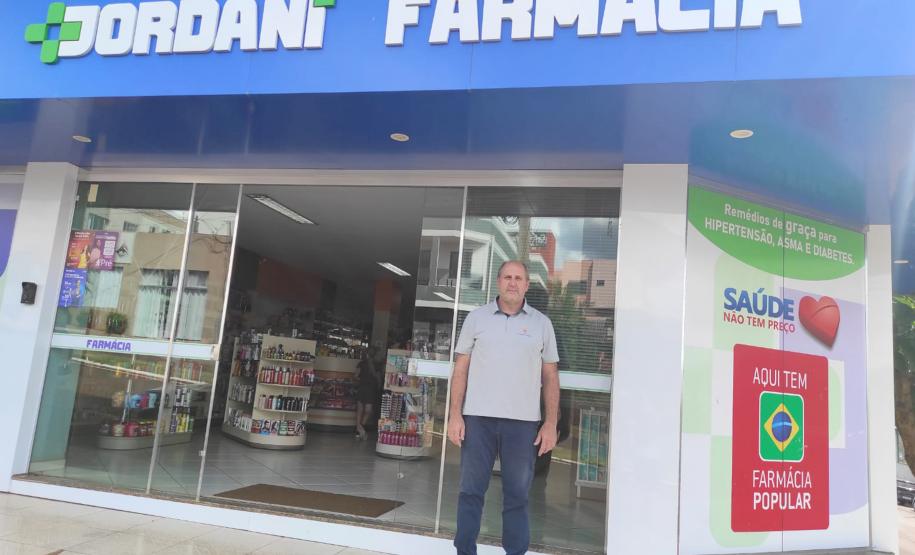 Everton Jordani em frente a sua farmácia depois de receber o crédito