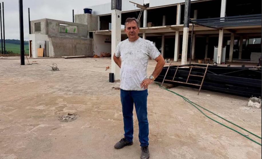 Adilson Voznei, que usou a linha de crédito para iniciar a reconstrução do mercado e adquirir equipamentos essenciais para o negócio. Foto: Fomento Paraná