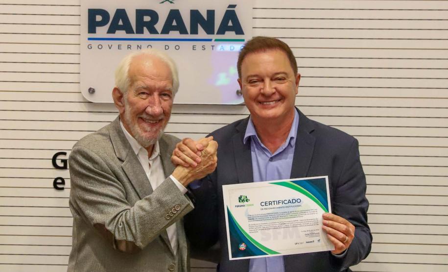 O vice-governador Darci Piana entrega diploma de reconhecimento a um prefeito