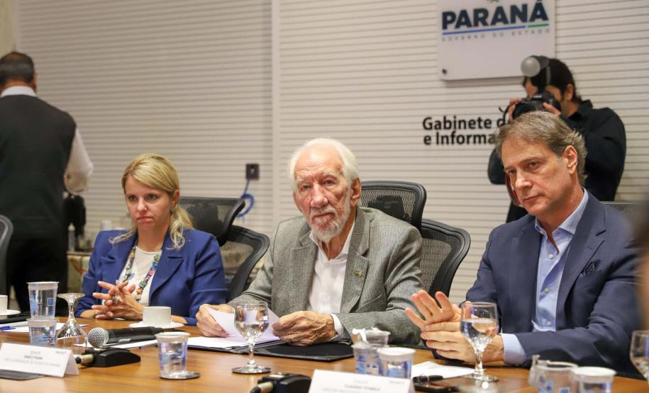 Camila Scucato, superintendente executiva do Paranacidade, o vice-governador Darci Piana e o diretor-presidente da Fomento Paraná, Claudio Stabile, na apresentação do novo índice que reconhece cidades do Paraná com melhor desempenho em projetos financiados pelo SFM
