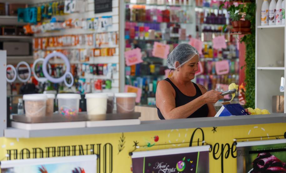 Comércio, pequenos negócios, atendente de sorveteria