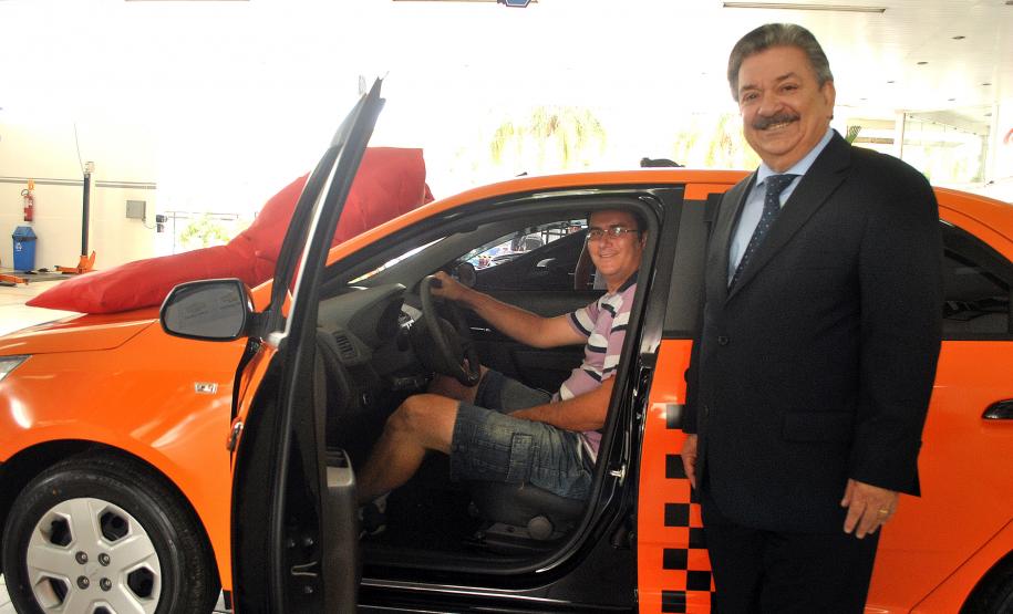 O Proprietário, Marcio Tadeu Zen, dentro do carro e o Diretor da Fomento Paraná, Jurandir Oliveira.