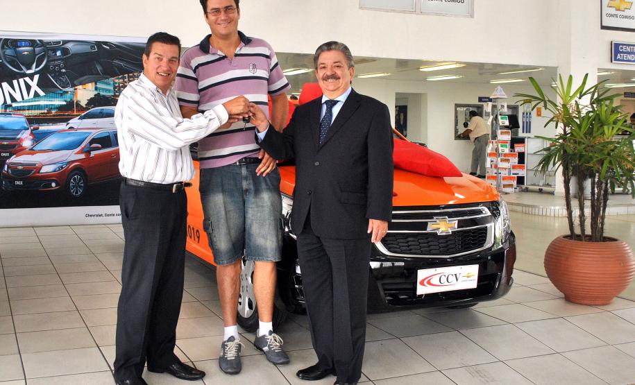 Diretor da CCV, Mario Veiga entregando as chaves ao proprietário do táxi, Marcio Tadeu Zen juntamente com o Diretor de Operações do Setor Público da Fomento Paraná, Jurandir Oliveira.