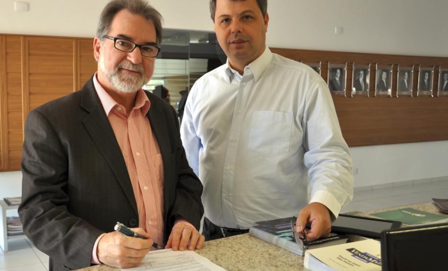 O presidente da Fomento Paraná, Juraci Barbosa Sobrinho,  durante reunião com o empresário Cassio Murilo Almeida, presidente do Sindicato da Indústria do Vestuário de Maringá (Sindvest).Curitiba, 3-0/04/2013.Foto: Divulgação Fomento Paraná