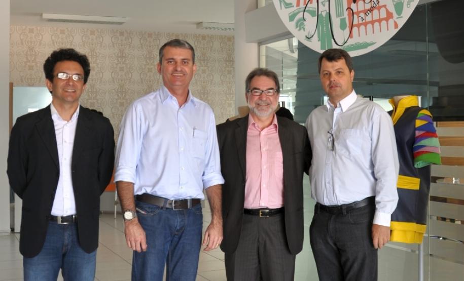 Uma parceria entre o Sindicato da Indústria do Vestuário de Maringá (Sindvest) e a Fomento Paraná, instituição financeira controlada pelo Governo do Paraná, vai oferecer as linhas de crédito do Banco do Empreendedor às empresas associadas ao sindicato ou integrantes do Arranjo Produtivo Local de Vestuário, que hoje reúne mais de 1.200 indústrias e seis shoppings atacadistas. Curitiba, 3-0/04/2013.Foto: Divulgação Fomento Paraná