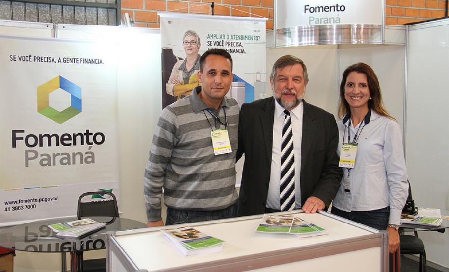 O governador em exercício Flávio Arns com a equipe da Fomento Paraná, na HortiFruti Brasil Show 2013, nas dependências do Ceasa-PR.