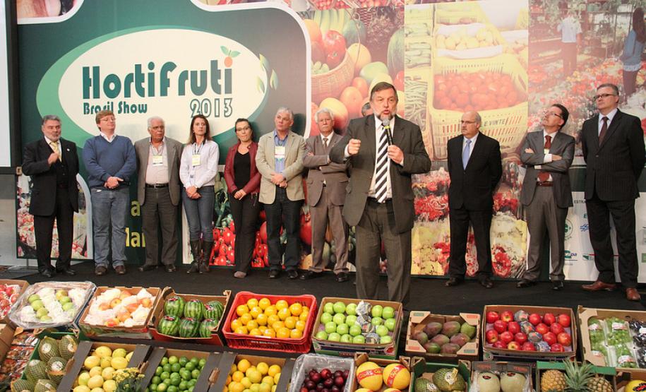 O governador em exercício Flávio Arns participa da abertura da HortiFruti Brasil Show 2013, nas dependências do Ceasa-PR.