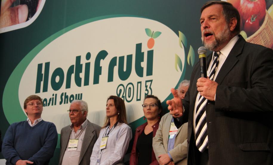 O governador em exercício Flávio Arns participa da abertura da HortiFruti Brasil Show 2013, nas dependências do Ceasa-PR.