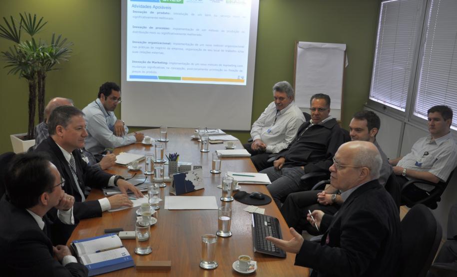 A Fomento Paraná iniciou o processo de habilitação para operacionalizar uma nova linha de crédito criada pelo Programa Inovacred, da Agência Brasileira de Inovação (FINEP). O assunto foi debatido em uma reunião com o chefe do departamento de operações descentralizadas de crédito reembolsável da Finep, Rodrigo Coelho, nesta quarta-feira (15).