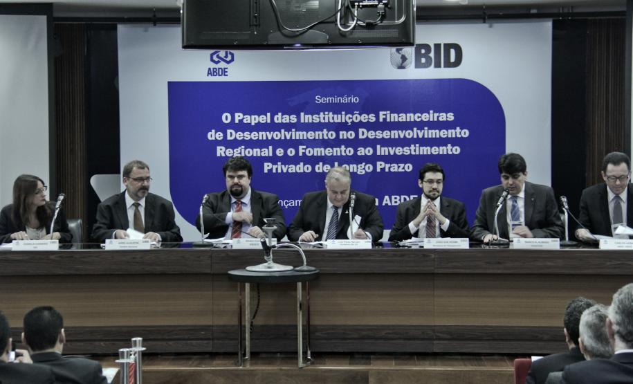 Carta ABDE Carta da ABDE define diretrizes para contribuir com o desenvolvimento sustentável brasileiro nas esferas econômica, social e ambiental, por meio do fortalecimento do Sistema Nacional de Fomento.