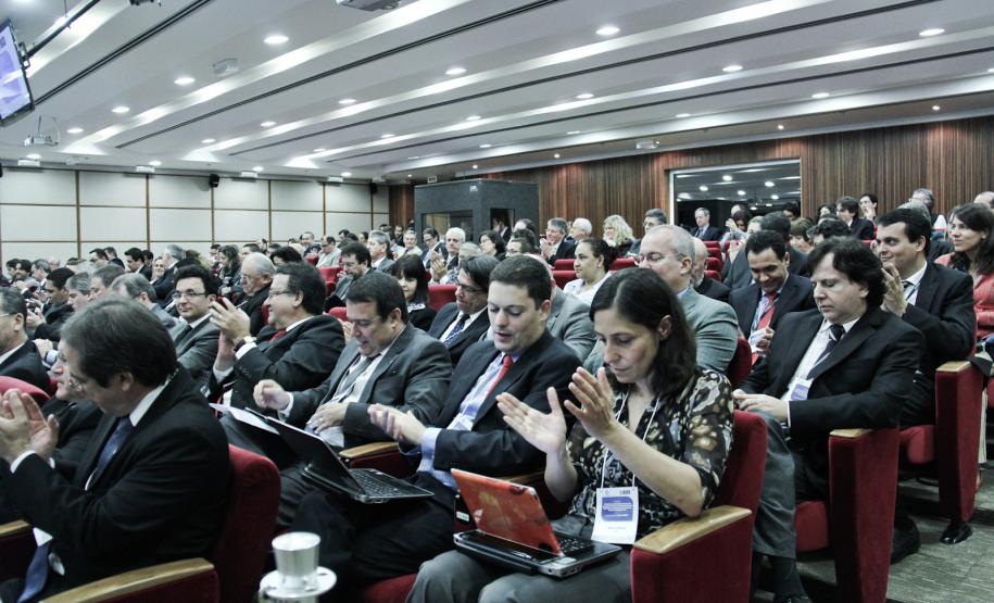 Carta ABDE Carta da ABDE define diretrizes para contribuir com o desenvolvimento sustentável brasileiro nas esferas econômica, social e ambiental, por meio do fortalecimento do Sistema Nacional de Fomento.