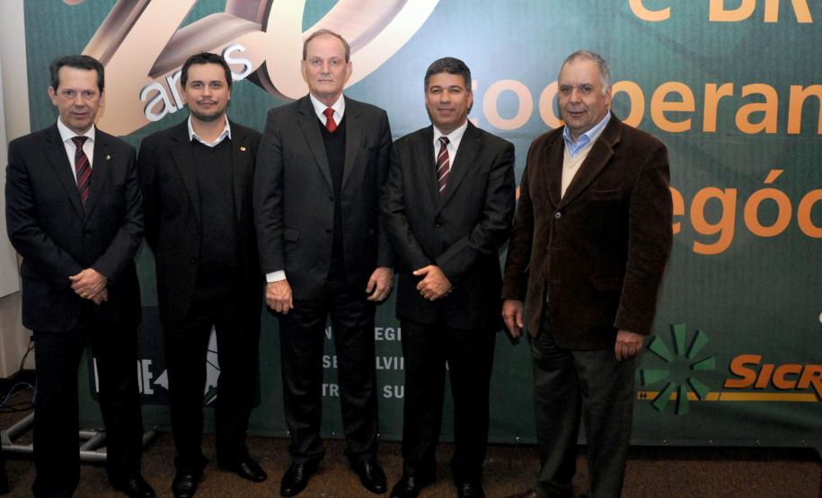 O Sicredi e o Banco Regional de Desenvolvimento do Extremo Sul (BRDE) celebram neste mês 20 anos de parceria