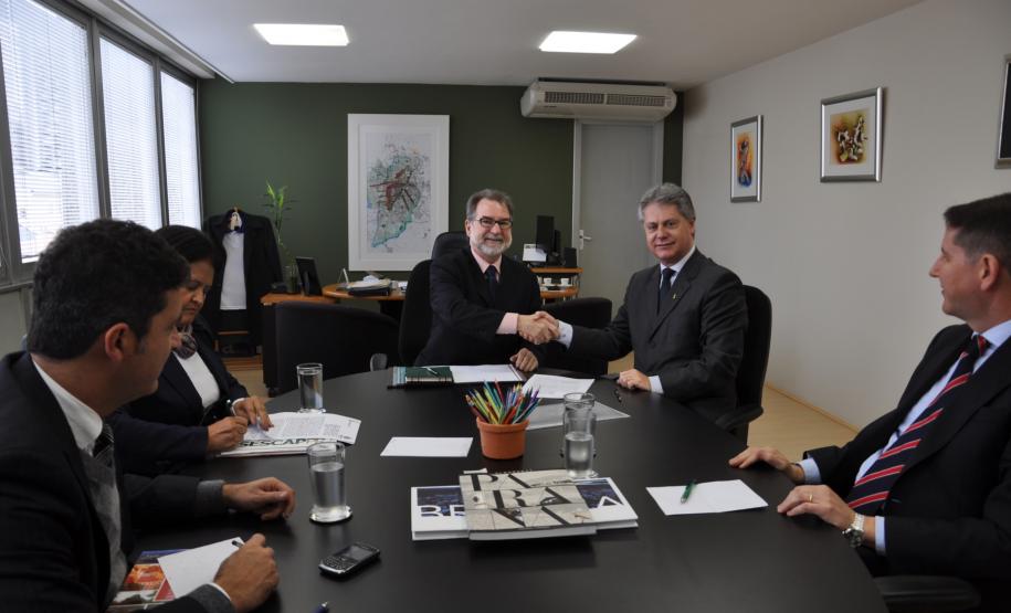 O presidente da Fomento Paraná, Juraci Barbosa, e o presidente do Sescap-PR, Mauro Kalinke, firmam acordo de cooperação técnica, para que as empresas associadas ao sindicato possam ter acesso facilitado às linhas de crédito do Banco do Empreendedor da Fomento Paraná. Curitiba, 03/07/2103.
