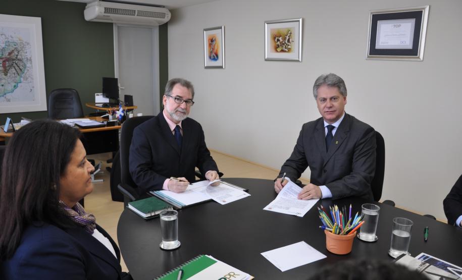 O presidente da Fomento Paraná, Juraci Barbosa, e o presidente do Sescap-PR, Mauro Kalinke, firmam acordo de cooperação técnica, para que as empresas associadas e representadas pelo sindicato possam ter acesso facilitado às linhas de crédito do Banco do Empreendedor da Fomento Paraná. Curitiba, 03/07/2103.