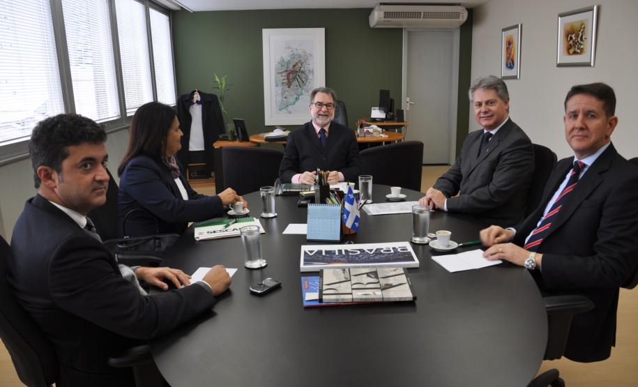 O presidente da Fomento Paraná, Juraci Barbosa, e o presidente do Sescap-PR, Mauro Kalinke, firmam acordo de cooperação técnica, para que as empresas associadas e representadas pelo sindicato possam ter acesso facilitado às linhas de crédito do Banco do Empreendedor da Fomento Paraná. Curitiba, 03/07/2103.