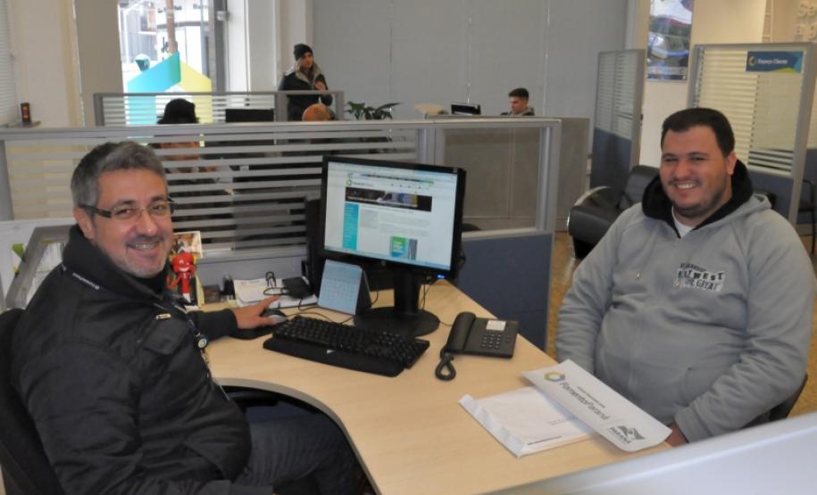 Maickon Atanazio de França, de 30 anos, morador de Paranaguá, é o primeiro taxista a contratar a a linha de crédito Banco do Empreendedor Taxistas no município.