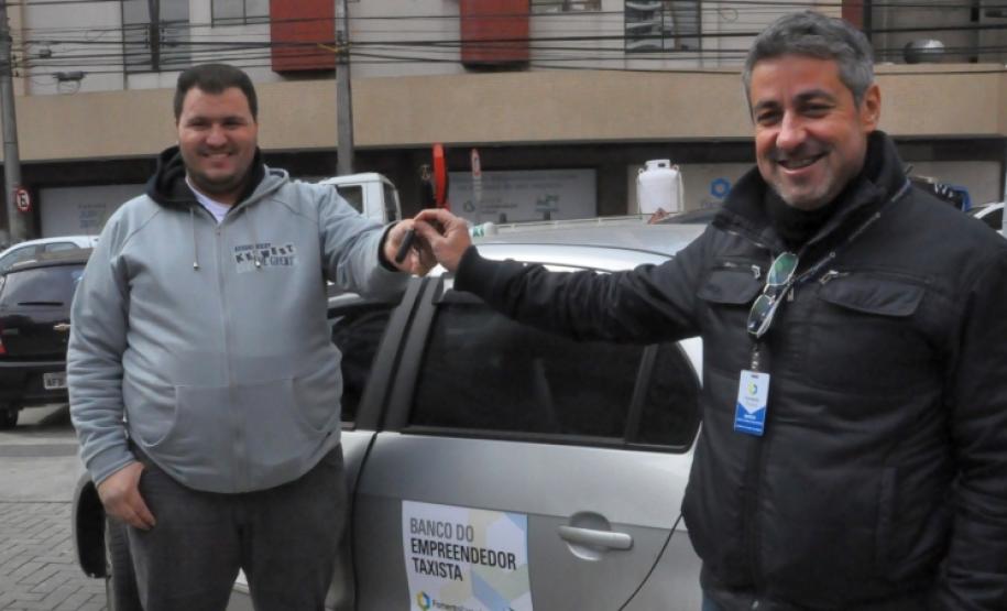 Maickon Atanazio de França, de 30 anos, morador de Paranaguá, é o primeiro taxista a contratar a a linha de crédito Banco do Empreendedor Taxistas no município.