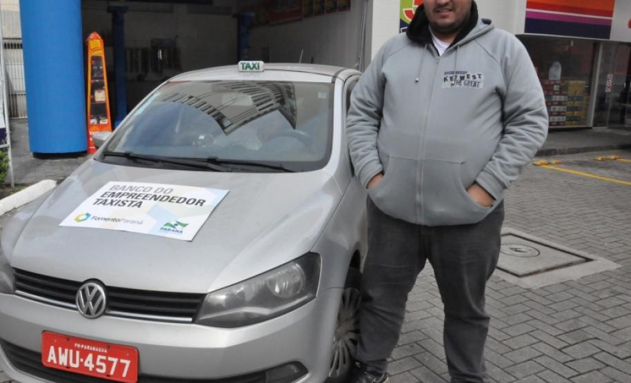 Maickon Atanazio de França, de 30 anos, morador de Paranaguá, é o primeiro taxista a contratar a a linha de crédito Banco do Empreendedor Taxistas no município.