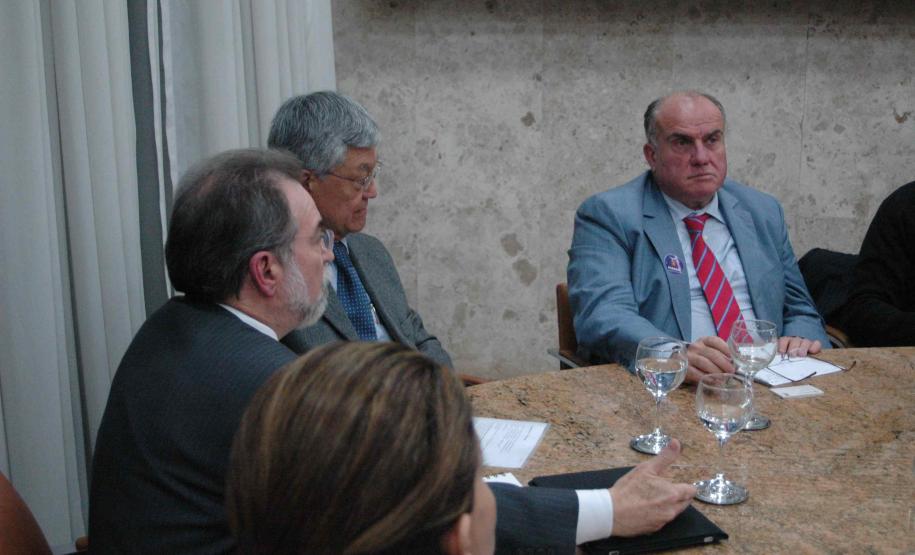 Paraná prepara captação de R$ 320 milhões para financiar tratamento de resíduos sólidos Reunião da equipe do Governo do Paraná com a Agência Francesa de Desenvolvimento - AFD, em 2011, para início das tratativas para abertura de uma linha de financiamento para a Fomento Paraná. Com participação do secretário Cassio Taniguchi e do diretor-geral da AFD, Don Zerah.