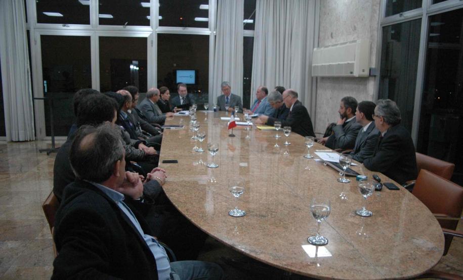 Paraná prepara captação de R$ 320 milhões para financiar tratamento de resíduos sólidos Reunião da equipe do Governo do Paraná com a Agência Francesa de Desenvolvimento - AFD, em 2011, para início das tratativas para abertura de uma linha de financiamento para a Fomento Paraná. Com participação do secretário Cassio Taniguchi e do diretor-geral da AFD, Don Zerah.