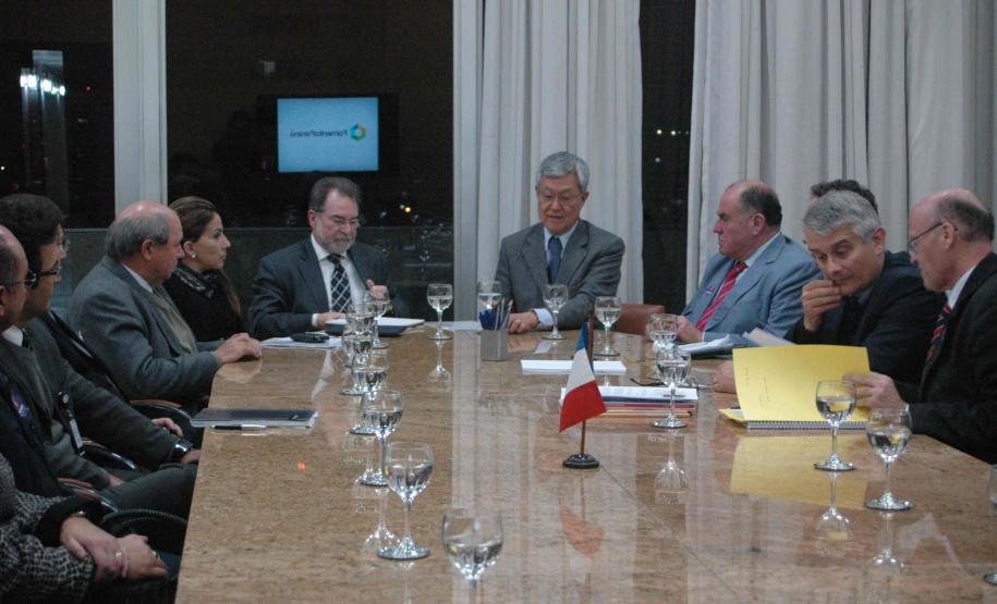 Paraná prepara captação de R$ 320 milhões para financiar tratamento de resíduos sólidos Reunião da equipe do Governo do Paraná com a Agência Francesa de Desenvolvimento - AFD, em 2011, para início das tratativas para abertura de uma linha de financiamento para a Fomento Paraná. Com participação do secretário Cassio Taniguchi e do diretor-geral da AFD, Don Zerah.