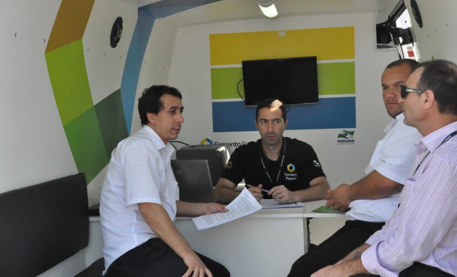 Taxistas que prestam serviços no Aeroporto Internacional Afonso Pena, em São José dos Pinhais, agora podem conhecer e contratar uma operação de crédito da linha Banco do Empreendedor Taxistas, da Fomento Paraná.