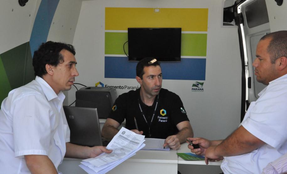 Taxistas que prestam serviços no Aeroporto Internacional Afonso Pena, em São José dos Pinhais, agora podem conhecer e contratar uma operação de crédito da linha Banco do Empreendedor Taxistas, da Fomento Paraná.