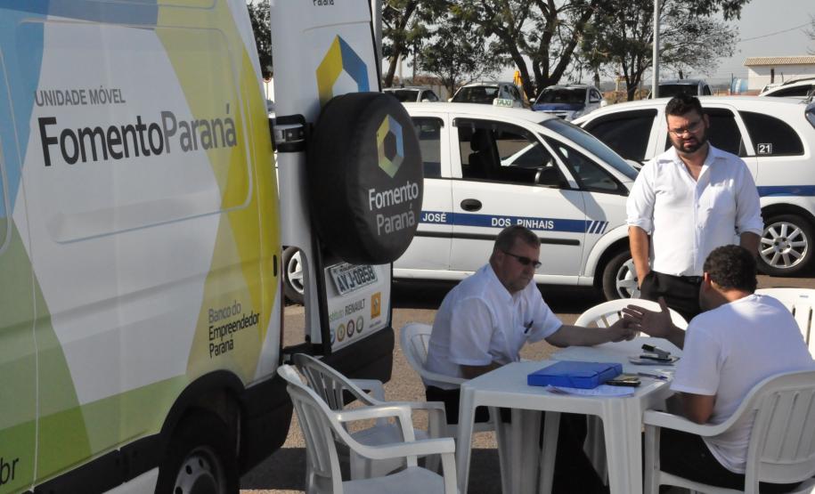 Taxistas que prestam serviços no Aeroporto Internacional Afonso Pena, em São José dos Pinhais, agora podem conhecer e contratar uma operação de crédito da linha Banco do Empreendedor Taxistas, da Fomento Paraná.