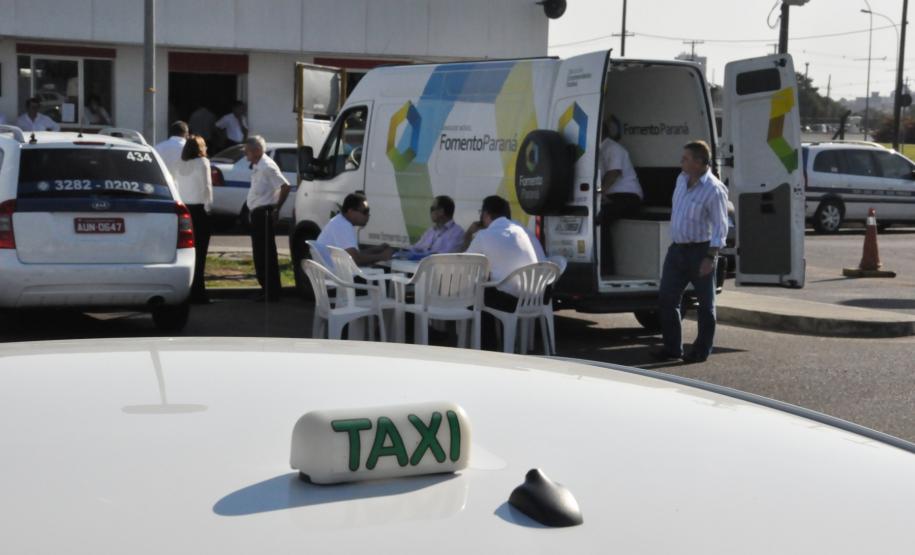 Taxistas que prestam serviços no Aeroporto Internacional Afonso Pena, em São José dos Pinhais, agora podem conhecer e contratar uma operação de crédito da linha Banco do Empreendedor Taxistas, da Fomento Paraná.