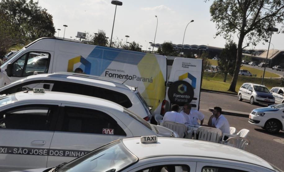 Taxistas que prestam serviços no Aeroporto Internacional Afonso Pena, em São José dos Pinhais, agora podem conhecer e contratar uma operação de crédito da linha Banco do Empreendedor Taxistas, da Fomento Paraná.