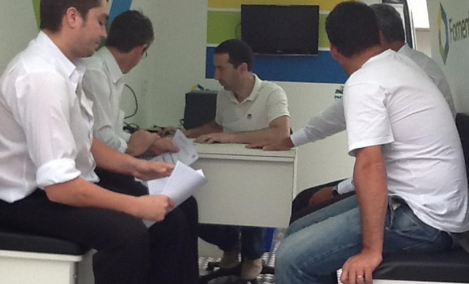 Taxistas que prestam serviços no Aeroporto Internacional Afonso Pena, em São José dos Pinhais, agora podem conhecer e contratar uma operação de crédito da linha Banco do Empreendedor Taxistas, da Fomento Paraná.