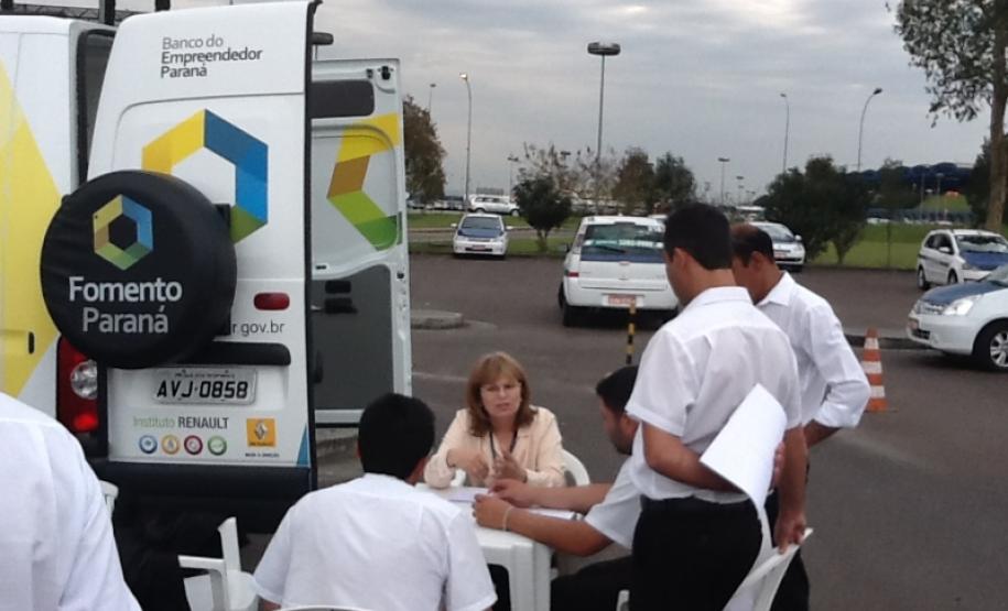 Taxistas que prestam serviços no Aeroporto Internacional Afonso Pena, em São José dos Pinhais, agora podem conhecer e contratar uma operação de crédito da linha Banco do Empreendedor Taxistas, da Fomento Paraná.