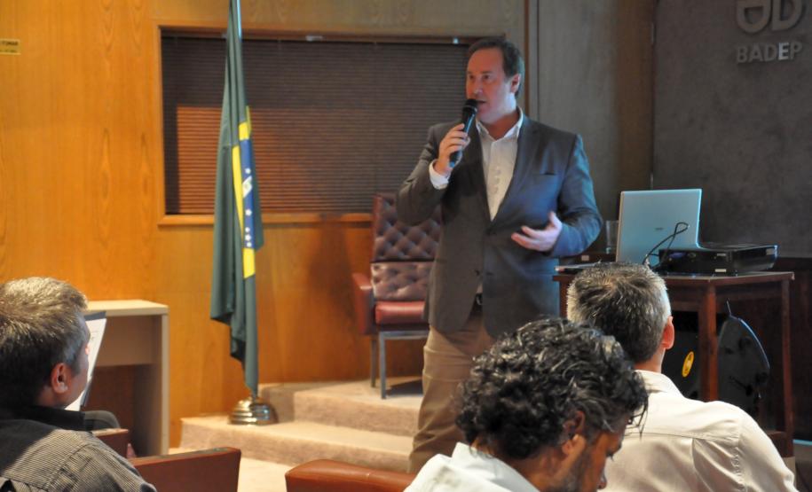 Cinco novos colaboradores iniciam a carreira na Fomento Paraná nesta sexta-feira (6/9), depois de passar pelo processo de integração ao longo da semana. Palestra Eduardo Beadle.