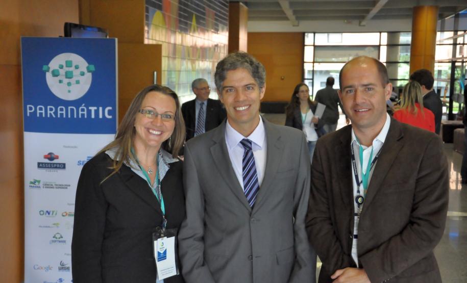 Equipe da Fomento Paraná com Ricardo Amorim, palestrante do "Paraná TIC". Ricardo é um dos economistas mais influentes do Brasil e possui mais de 20 anos de experiência no mercado financeiro global.