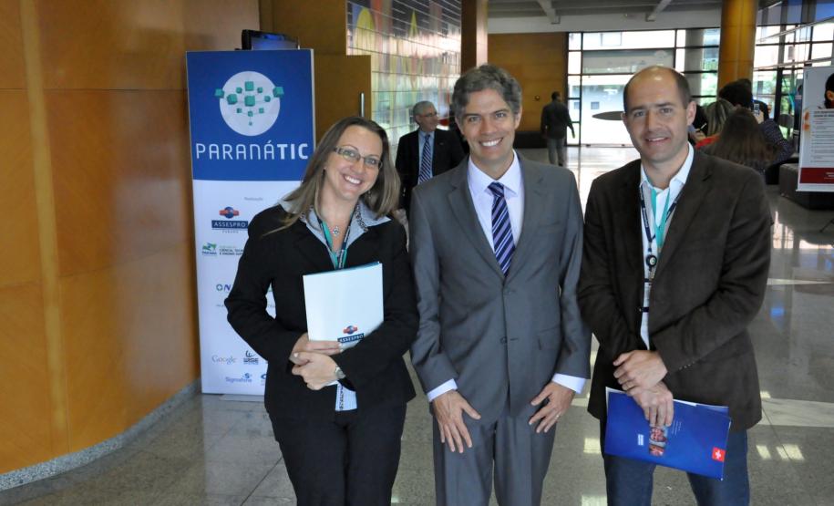 Equipe da Fomento Paraná com Ricardo Amorim, palestrante do "Paraná TIC". Ricardo é um dos economistas mais influentes do Brasil e possui mais de 20 anos de experiência no mercado financeiro global.