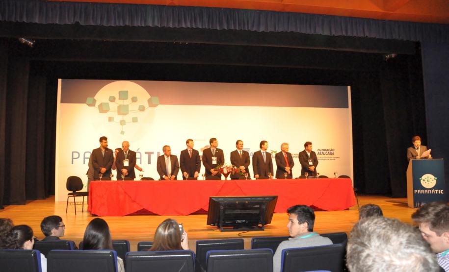 A Fomento Paraná participa da 3ª edição do simpósio “Paraná TIC”, realizado pela Associação das Empresas Brasileiras de Tecnologia da Informação (Assespro), em parceria com o Sebrae, com  a Secretaria da Ciência, Tecnologia e Ensino Superior e com Fundação Araucária.