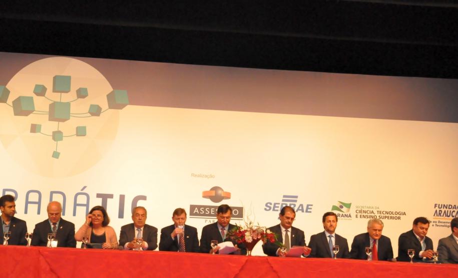 A Fomento Paraná participa da 3ª edição do simpósio “Paraná TIC”, realizado pela Associação das Empresas Brasileiras de Tecnologia da Informação (Assespro), em parceria com o Sebrae, com  a Secretaria da Ciência, Tecnologia e Ensino Superior e com Fundação Araucária.