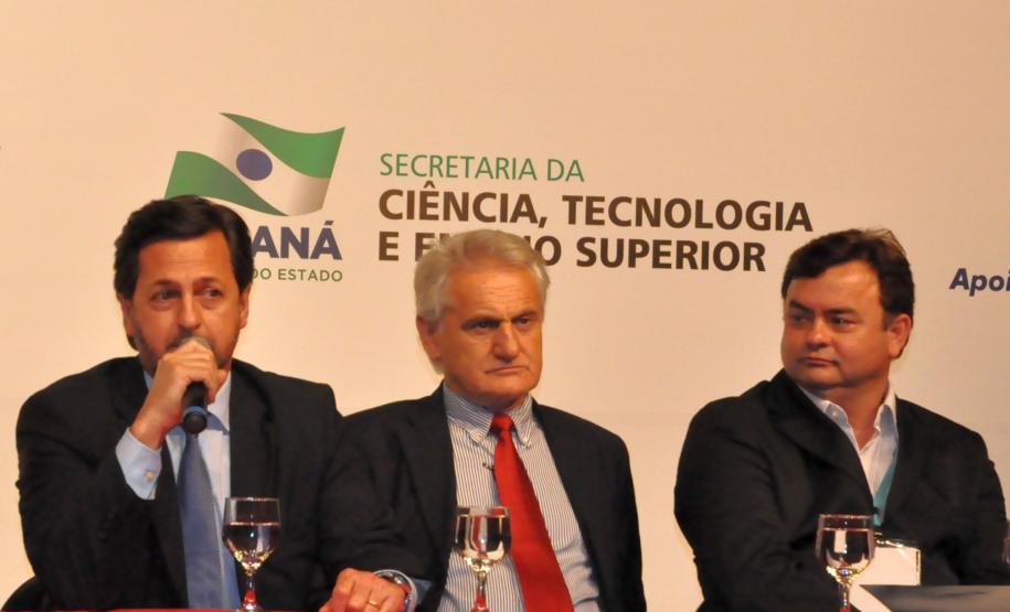A Fomento Paraná participa da 3ª edição do simpósio “Paraná TIC”, realizado pela Associação das Empresas Brasileiras de Tecnologia da Informação (Assespro), em parceria com o Sebrae, com  a Secretaria da Ciência, Tecnologia e Ensino Superior e com Fundação Araucária.