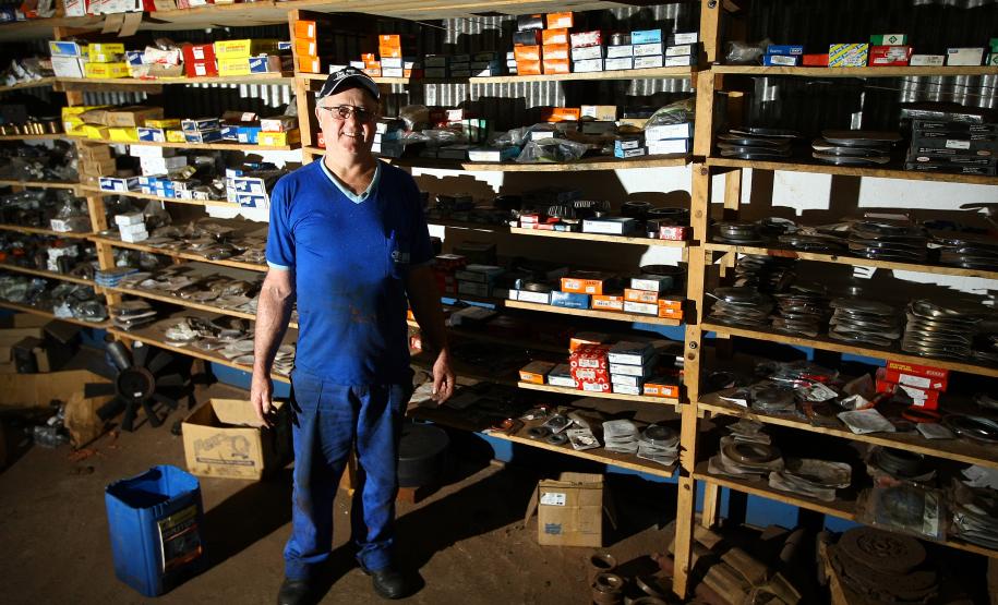 Mecânico João Donatti, dono de uma oficina para conserto de veículos pesados, às margens da BR 369, na cidade de Peabiru.