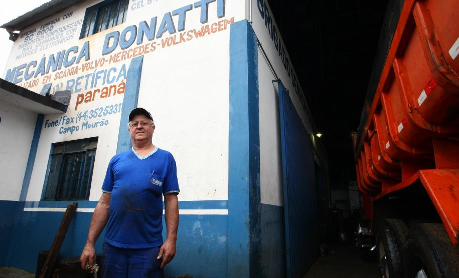 Mecânico João Donatti, dono de uma oficina para conserto de veículos pesados, às margens da BR 369, na cidade de Peabiru.