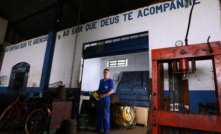 Mecânico João Donatti, dono de uma oficina para conserto de veículos pesados, às margens da BR 369, na cidade de Peabiru.