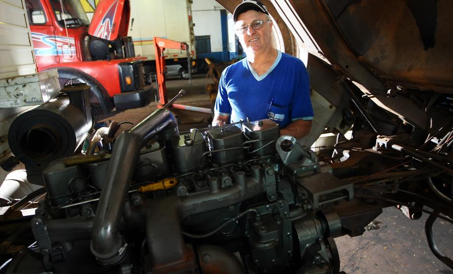 Mecânico João Donatti, dono de uma oficina para conserto de veículos pesados, às margens da BR 369, na cidade de Peabiru.