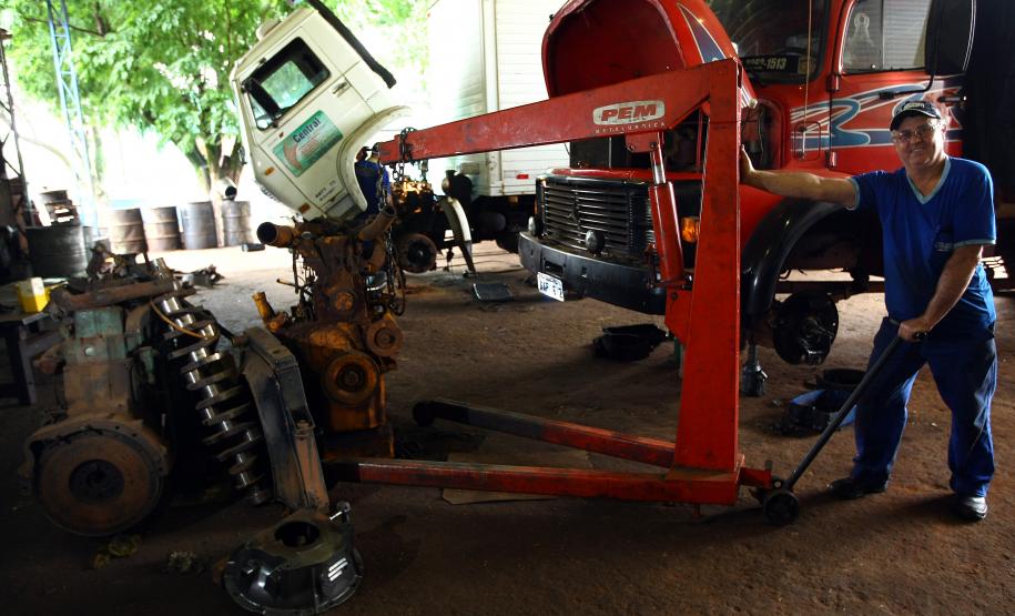 Mecânico João Donatti, dono de uma oficina para conserto de veículos pesados, às margens da BR 369, na cidade de Peabiru.